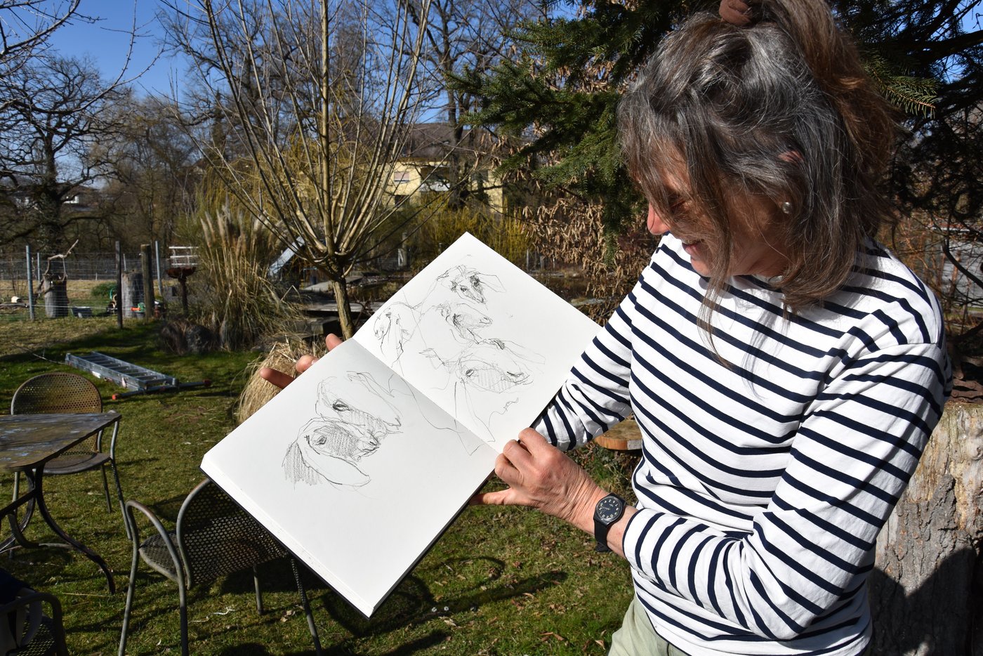 Im Garten sitzen und ihre Saaser Mutter abzeichnen. Das macht Gabriela Gfeller glücklich. (Bild BauernZeitung/sjh)