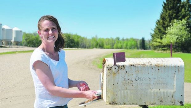 Die rote Blechfahne zeigt nach oben: Post ist da! Jessica Seatter und ihre Familie wohnen auf ihrer Farm im Staat Alberta in Kanada recht abgelegen. (Bild Marianne Stamm)