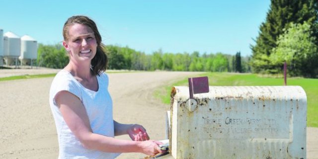 Die rote Blechfahne zeigt nach oben: Post ist da! Jessica Seatter und ihre Familie wohnen auf ihrer Farm im Staat Alberta in Kanada recht abgelegen.  (Bild Marianne Stamm)