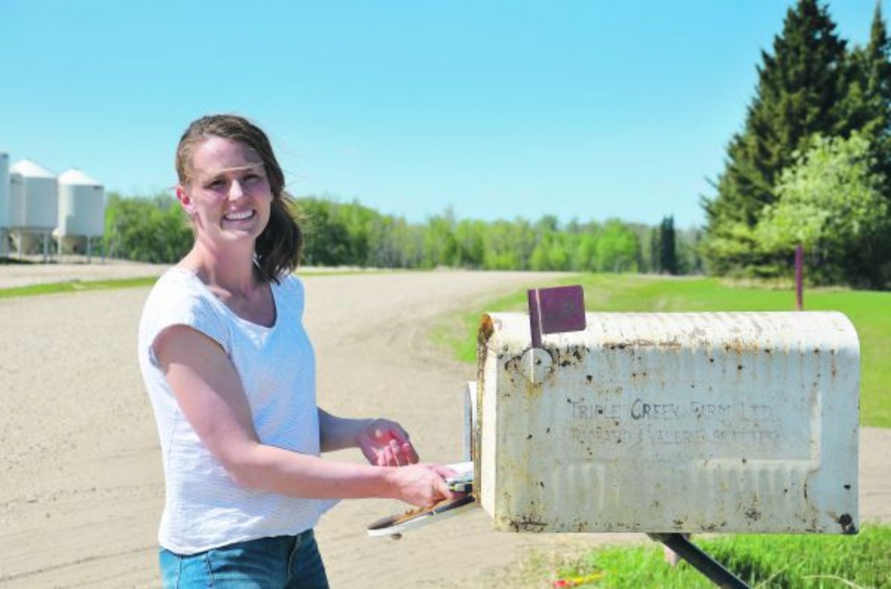 Die rote Blechfahne zeigt nach oben: Post ist da! Jessica Seatter und ihre Familie wohnen auf ihrer Farm im Staat Alberta in Kanada recht abgelegen. (Bild Marianne Stamm)