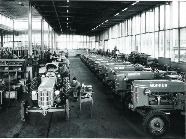 Die Traktorenproduktion in Hinwil zu ihrer Blütezeit. Die fertigen Traktoren warten auf die Auslieferung. (Bild Bührer-Fabrik)