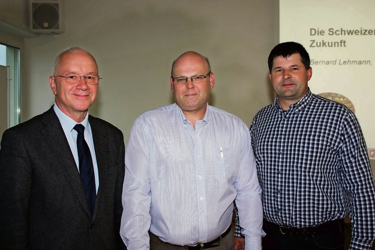 Markus Lüscher (Mitte), Präsident des Bauernvereins Region Fraubrunnen, konnte Bernard Lehmann (links) als Referenten gewinnen und erhielt viel Unterstützung von Lobag-Präsident Hans Jörg Rüegsegger. (Bild: Simone Barth) 