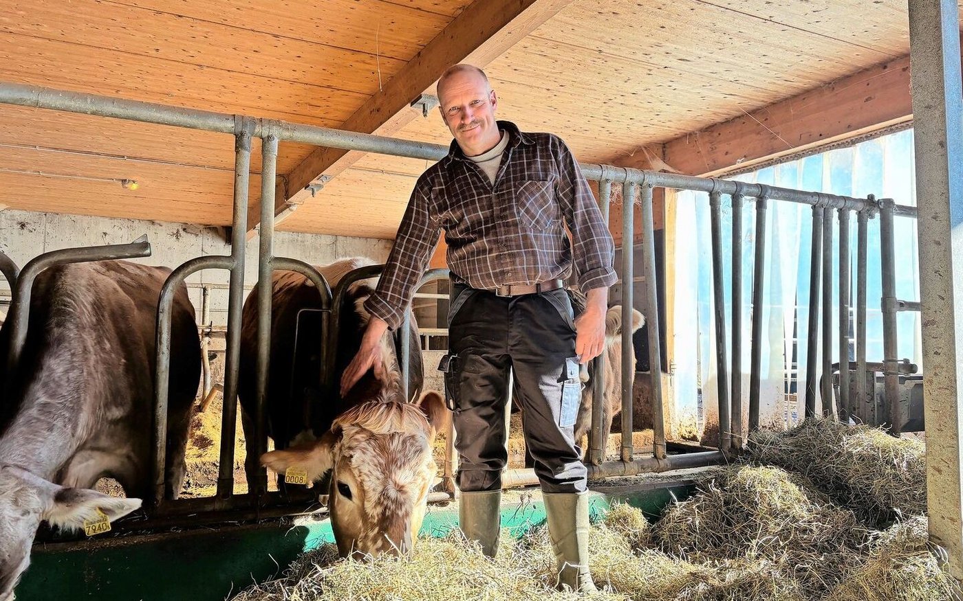 Res Büeler und seine Tiere haben eine intensive Zeit hinter sich: Seit Mitte Oktober hatte der Betrieb mit der Blauzungenkrankeit zu kämpfen. 