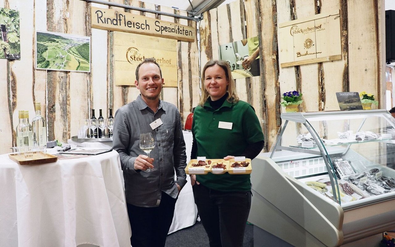 Daniel Buchmann und Tamara Uebelmann teilen sich einen Stand, beide führen Betriebe in Wittnau.