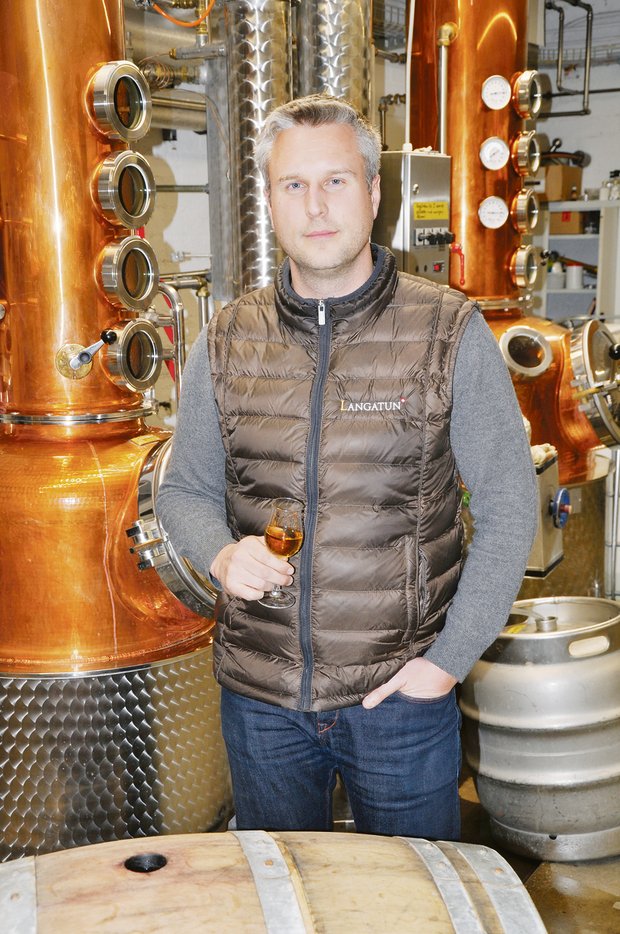 «Wir Schweizer können brennen» Christoph Nyfeler findet die Präsenz von Schweizer Produkten im Ausland wichtig und hat mit seinem Whiskey im Export bereits Erfolg.(Bild mr)