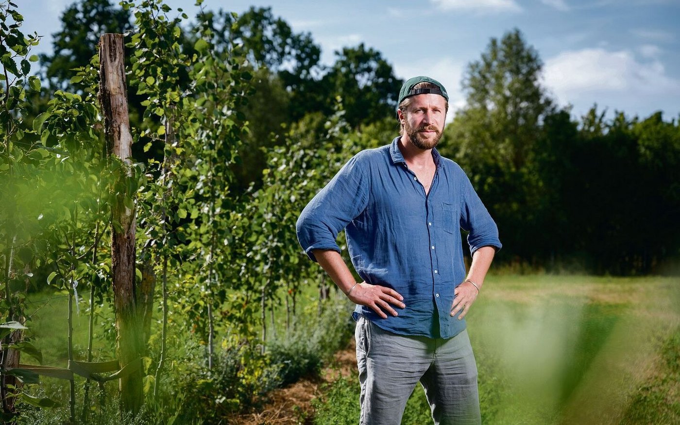 Der deutsche Landwirt des Jahres Benedikt Bösel auf einer seiner Agroforst-Flächen. Hier setzt er vor allem auf Frucht- und Nussbäume. Insgesamt hat er 60 ha mit Bäumen und Büschen bepflanzt. 
