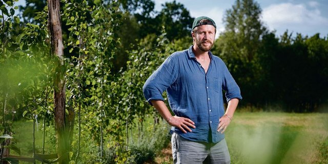 Der deutsche Landwirt des Jahres Benedikt Bösel auf einer seiner Agroforst-Flächen. Hier setzt er vor allem auf Frucht- und Nussbäume. Insgesamt hat er 60 ha mit Bäumen und Büschen bepflanzt. 