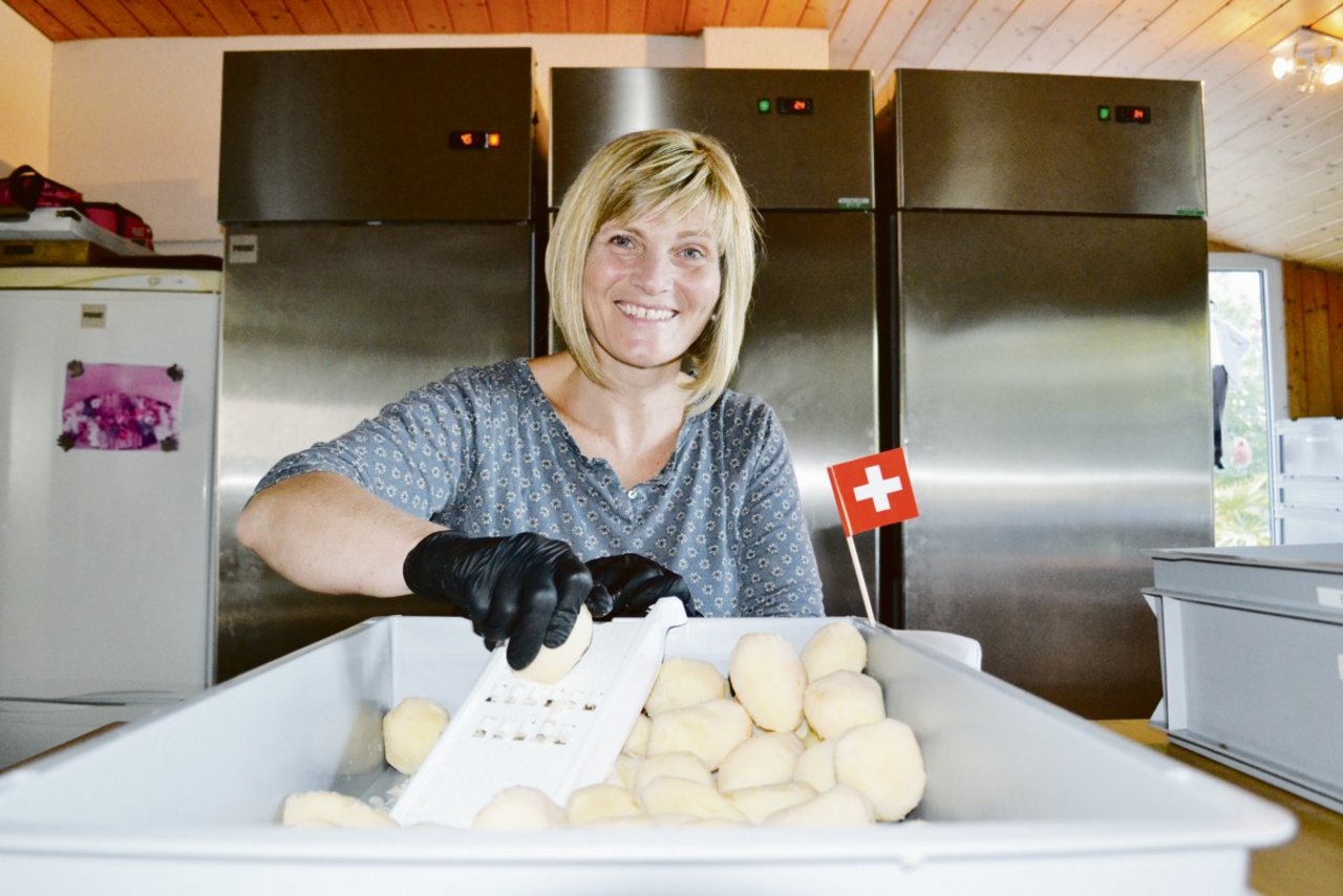Kartoffeln raffeln für den Brunch: Erika Bütler. (Bild zVg)