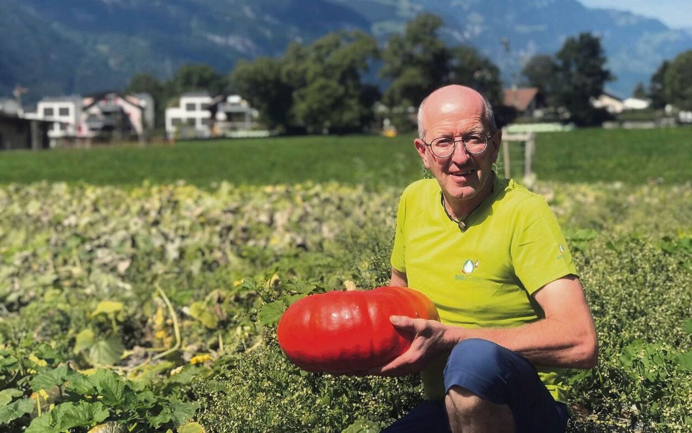 Franz Herger mit einem Bio-Kürbis auf dem Begegnungshof By Herger in Altdorf, wo auch das Biofest stattfindet. 