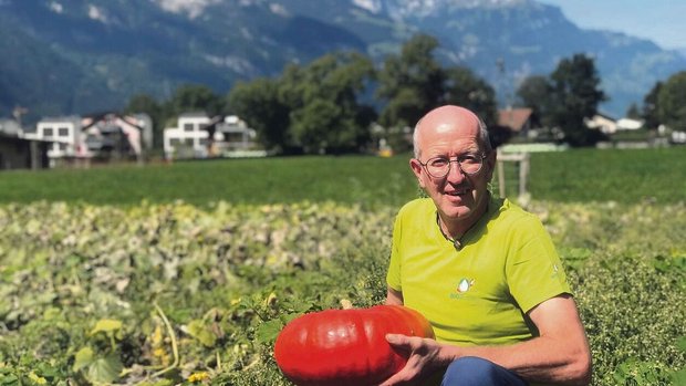 Franz Herger mit einem Bio-Kürbis auf dem Begegnungshof By Herger in Altdorf, wo auch das Biofest stattfindet. 