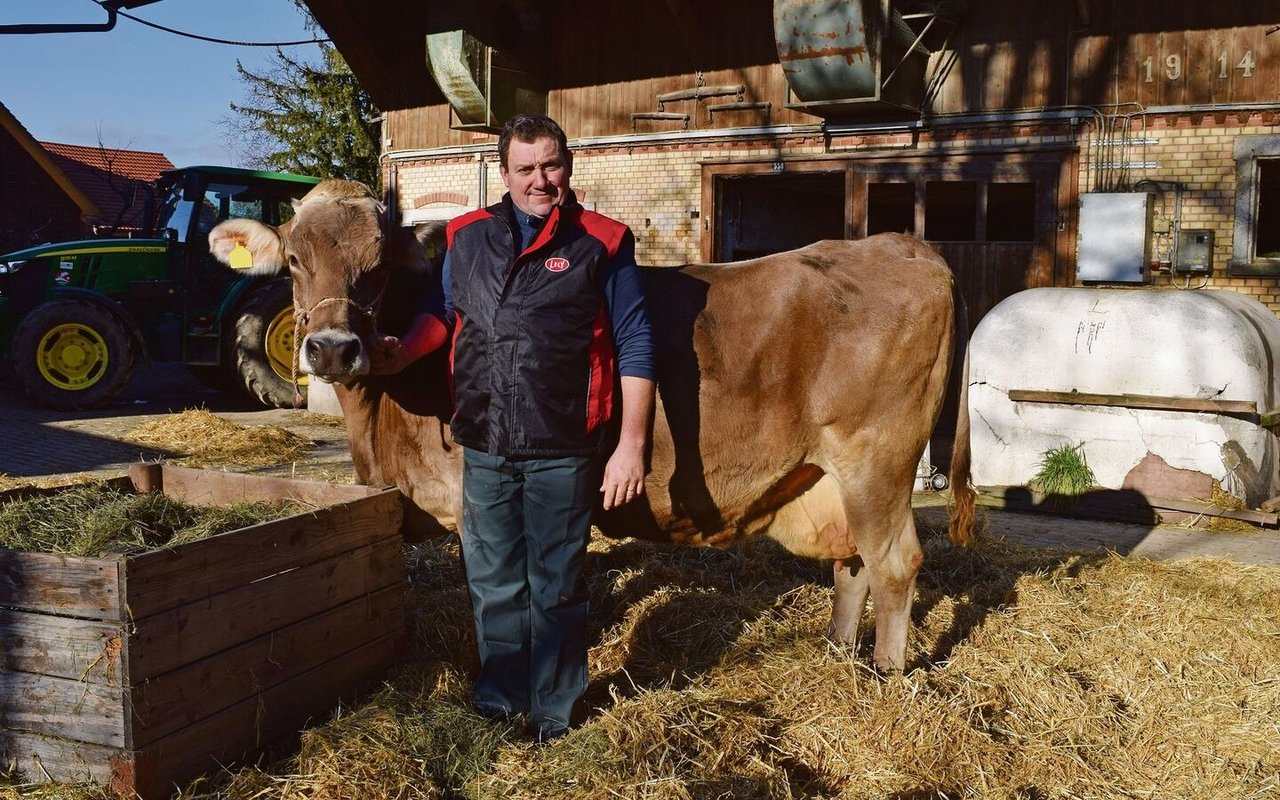 Hansueli Scherrer mit Seraina. Die 15-jährige Kuh stammt aus eigener Zucht und hat in zehn Laktationen 111 000 Kilo Milch gegeben.