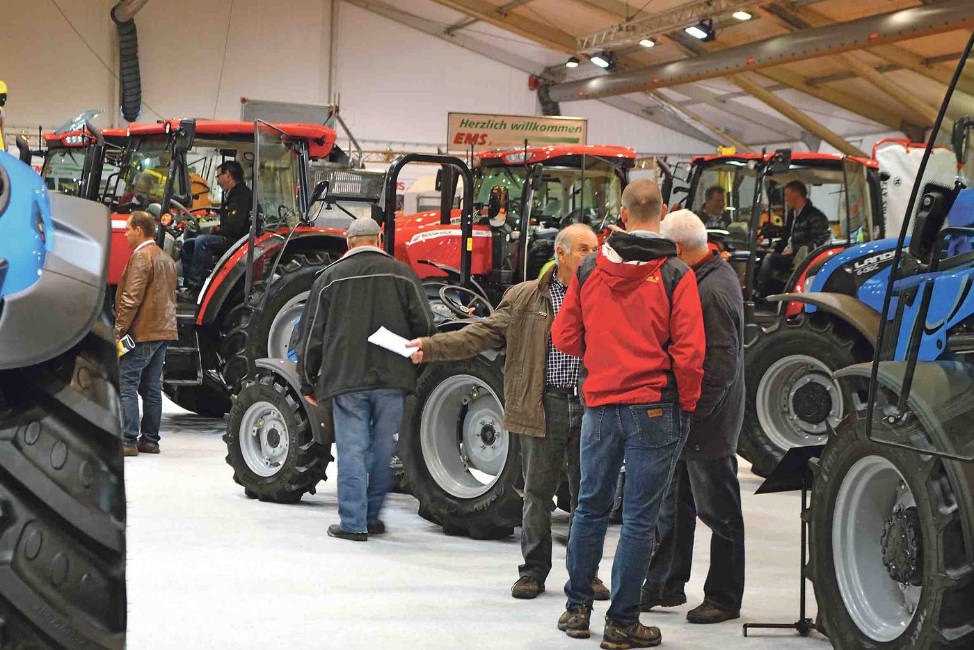 Das Angebot an schönen Traktoren in der Schweiz ist gross. Manch einer kann der Versuchung nicht wider­stehen, einen zu kaufen. Aber wie, wenn das nötige Geld fehlt? (Symbolbild Peter Fankhauser)