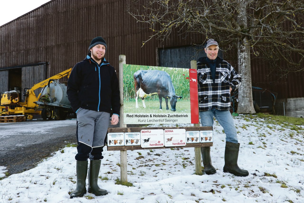 Roman (links) und Hans Kunz gehören zu den Züchtern, die für Kühe mit hoher Lebensleistung ausgezeichnet werden. (Bild Ruth Aerni)