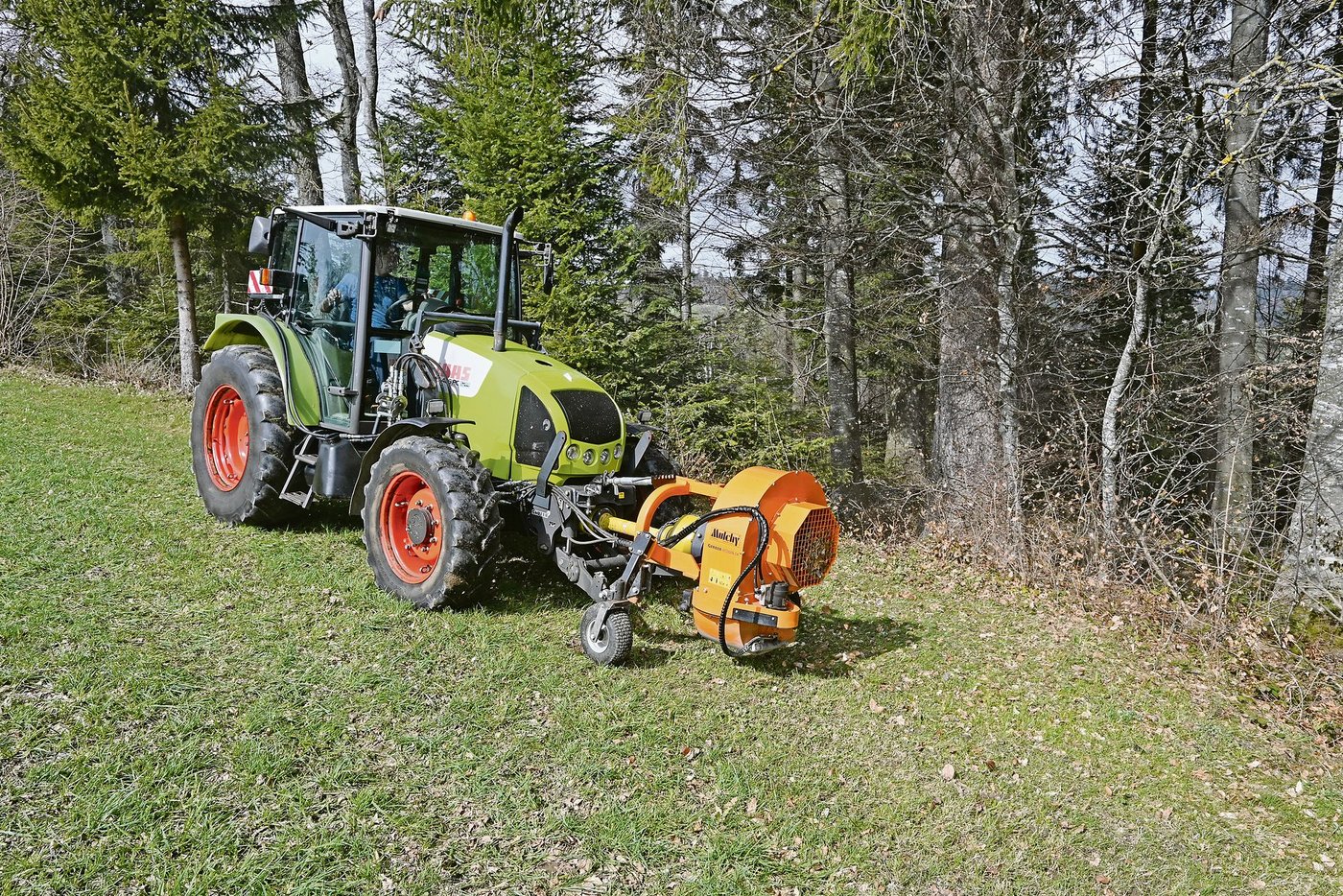 Reto Schmutz nutzt den Laubbläser, dank Frontzapfwelle im Frontanbau, weil er so einen besseren Überblick hat. Vom Traktor aus kann er mit zwei Steuerventilen die Düse des Bläsers schwenken sowie die Klappe  regulieren.(Bilder Jasmine Baumann)