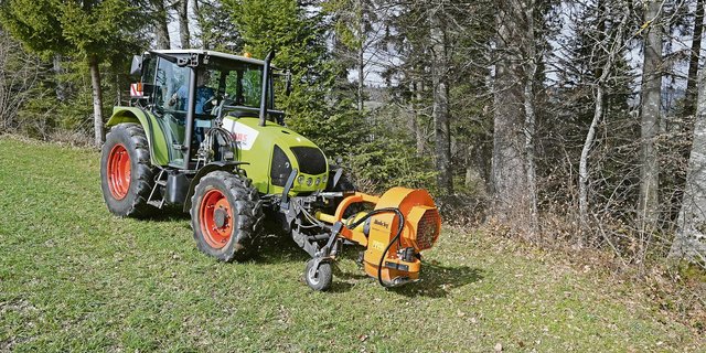 Reto Schmutz nutzt den Laubbläser, dank Frontzapfwelle im Frontanbau, weil er so einen besseren Überblick hat. Vom Traktor aus kann er mit zwei Steuerventilen die Düse des Bläsers schwenken sowie die Klappe  regulieren.(Bilder Jasmine Baumann)