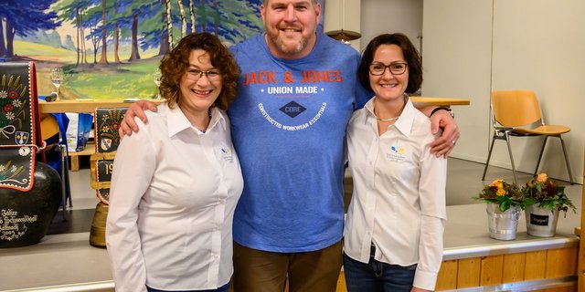 Die Vorfreude bei Lokalmatador und Schwingerkönig Christian Stucki und den OK-Frauen Karin Schwab (links) und Linda Rassel (rechts) ist gross. (Bild zVg)