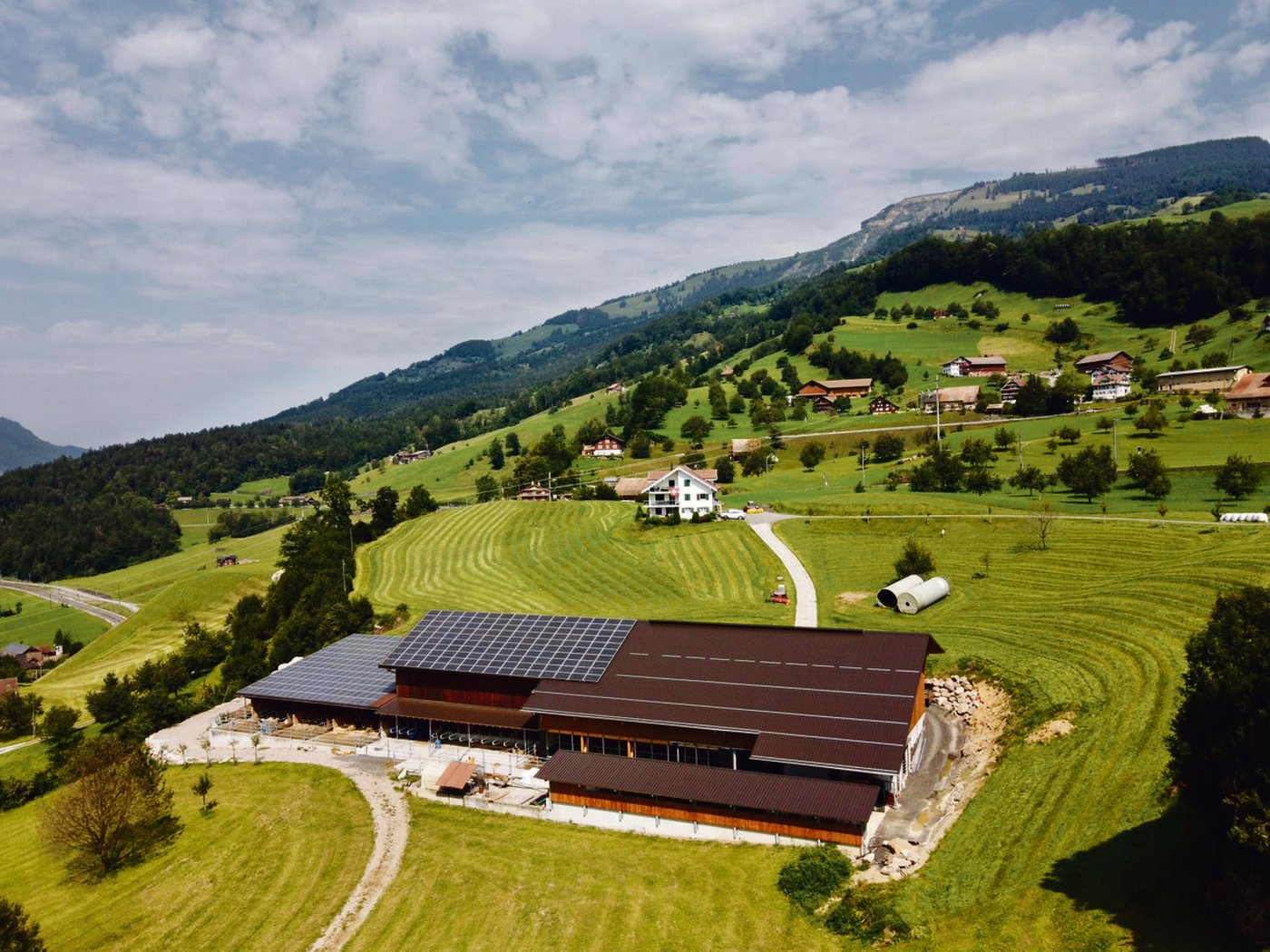 Der Betrieb von Reichlins mit dem neuen Kuhstall rechts. Im mittleren Teil (alter Kuhstall) und links ist das Jungvieh. (Bild Reichlin)