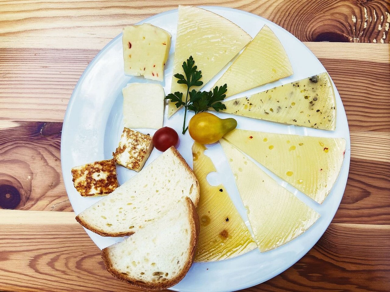 Das Käsesortiment auf dem Betrieb Kukenberger ist breit, dazu kommen zahlreiche Frischprodukte.