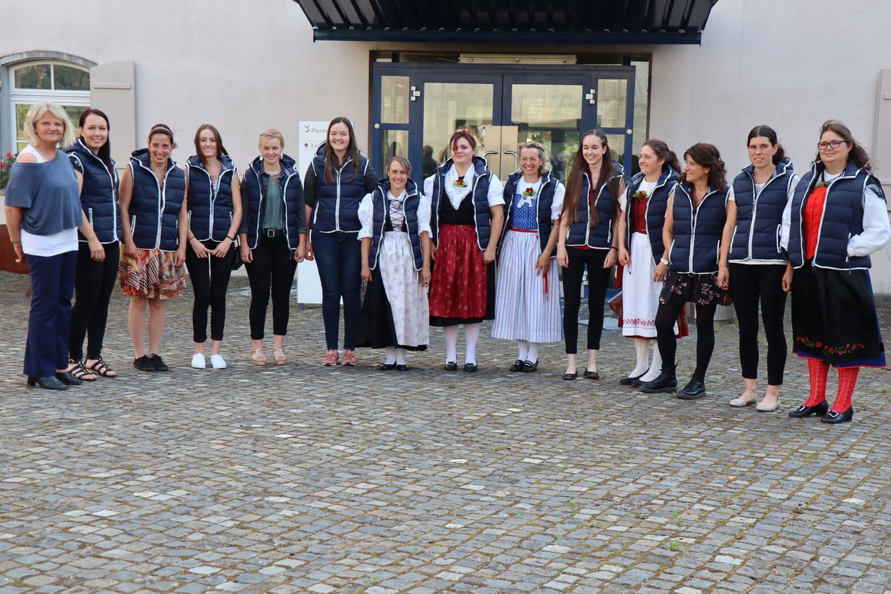 Das sind die Diplomandinnen des Offenen Kurs Bäuerinnen. Links im Bild: Lehrerin Heidi Kohler