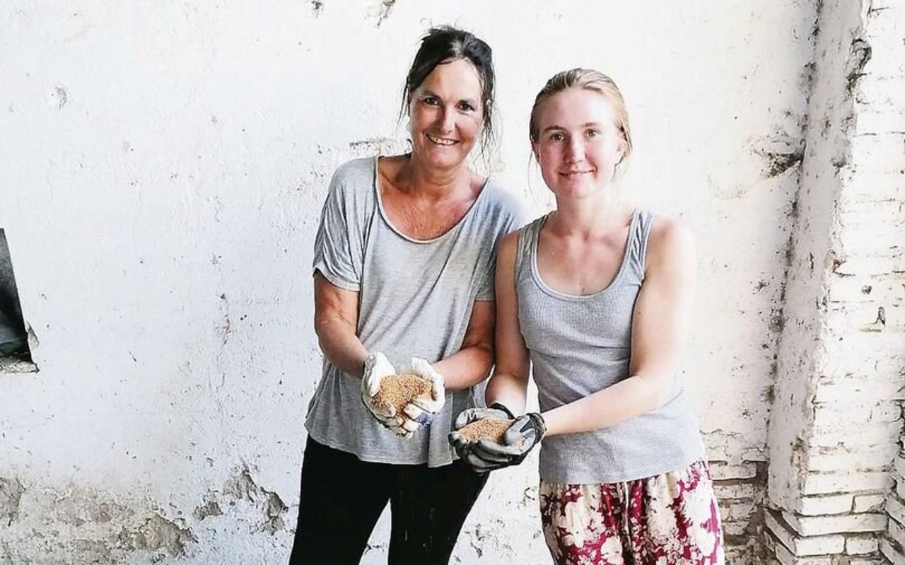 Bea und Zoé präsentieren den von Hand gesiebten und von Gerste und Hafer getrennten Leindotter. Das Saatgut reicht für 25 Hektaren. 