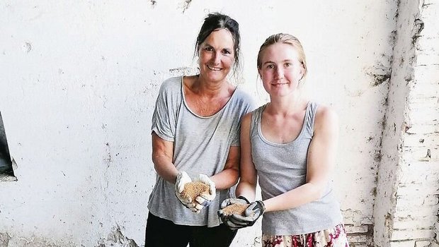 Bea und Zoé präsentieren den von Hand gesiebten und von Gerste und Hafer getrennten Leindotter. Das Saatgut reicht für 25 Hektaren. 