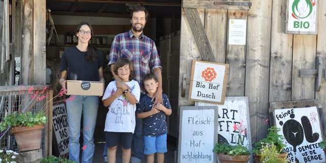 Die Familie Bluniers ist für den Agropreis nominiert. Sie sind an der Entwicklung der Hoftötung beteiligt. (Bild Emmental Versicherung)
