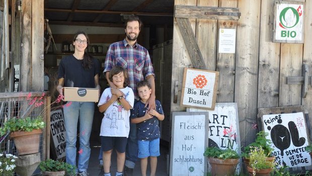 Die Familie Bluniers ist für den Agropreis nominiert. Sie sind an der Entwicklung der Hoftötung beteiligt. (Bild Emmental Versicherung)