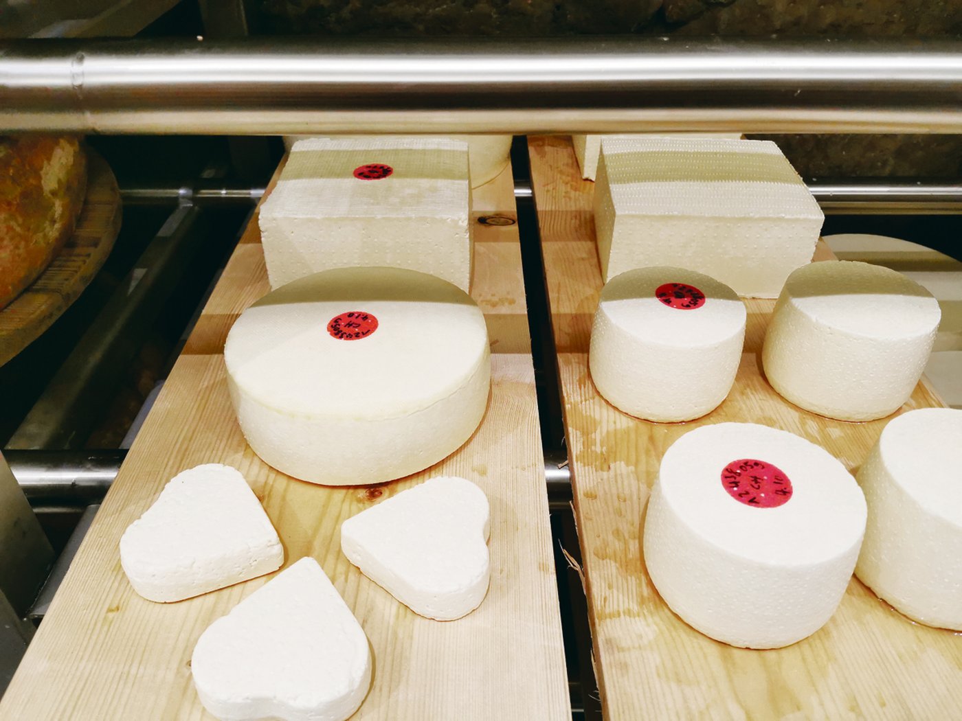 Der erste, in der mobilen Stadtkäserei Burgdorf produzierte Käse liegt im Salzbad. Konsumenten können vor dem Käsehaus K3 zuschauen, wie er entsteht. (Bild sb)