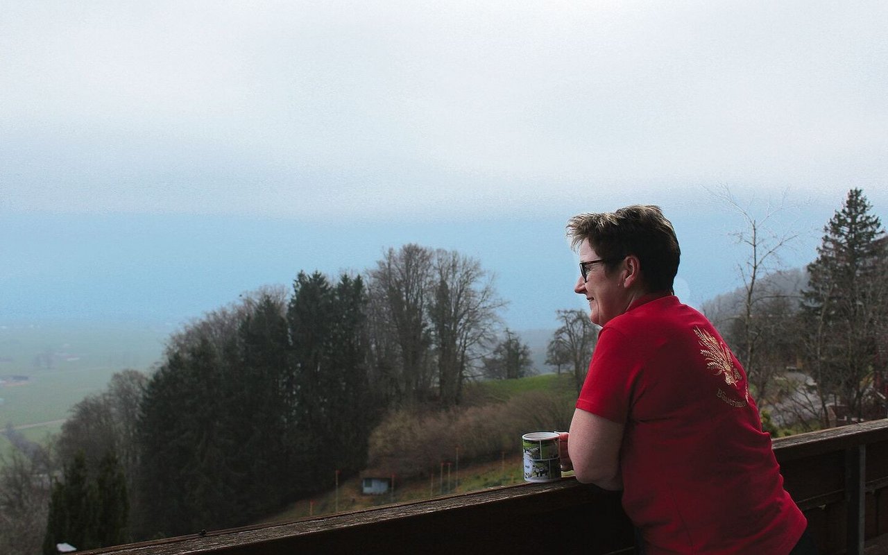 Wenn nicht gerade dicker Nebel ist, hat Vreni Bohl von ihrem Zuhause aus freie Sicht auf die Glarner Berge.