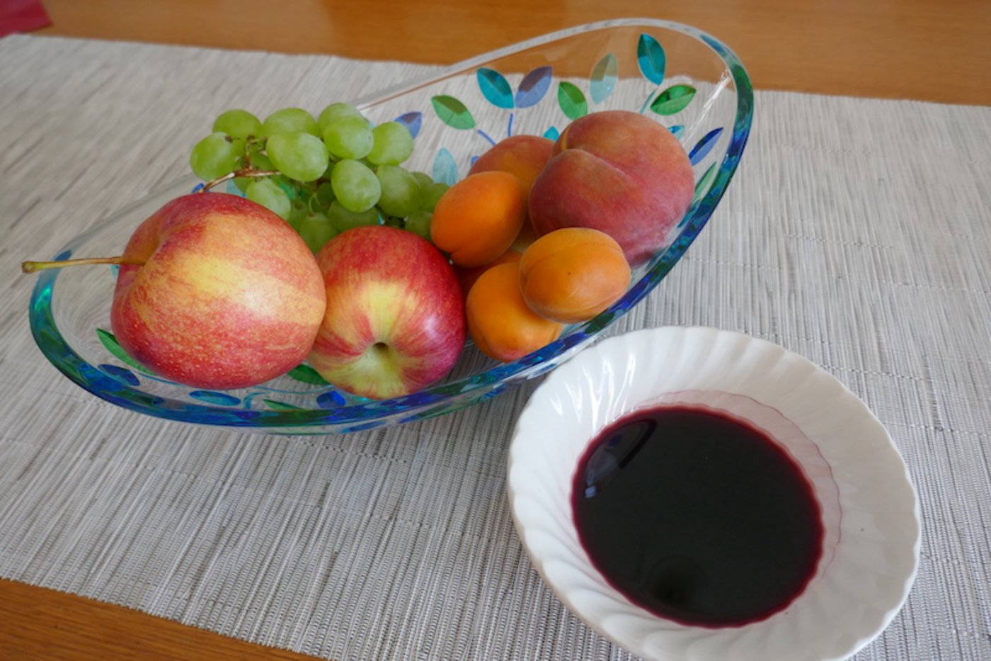 Einfache Fruchtfliegenfalle mit Rotwein. (Bild mn)