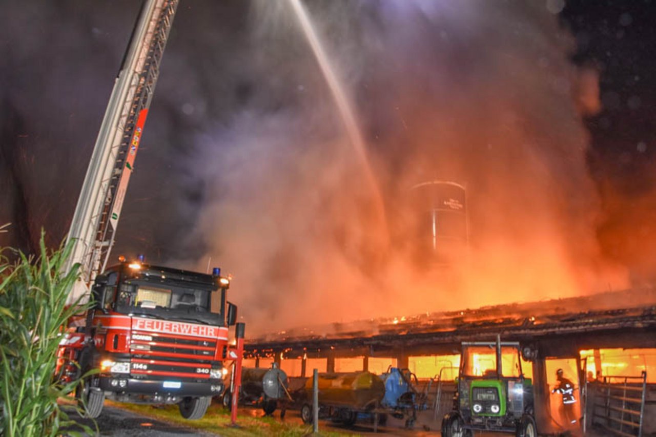 Stall und Heulager brannten komplett ab – der Feuerwehr gelang es aber, ein Übergreifen des Feuers auf Wohnraum zu verhindern. Auch das Silo blieb unversehrt.