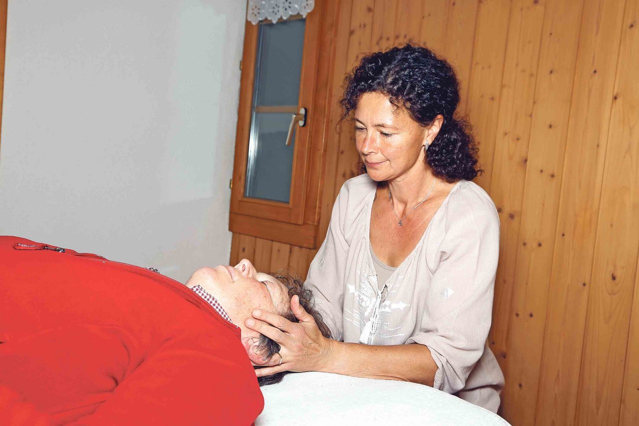 Mit feinen, manuellen Impulsen begleitet Ruth Rebsamen eine Klientin auf dem Weg zur Selbstheilung. Die 49-jährige absolvierte vor einigen Jahren die Ausbildung zur Craniosacraltherapeutin. (Bild Erika Rebsamen)