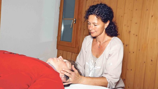Mit feinen, manuellen Impulsen begleitet Ruth Rebsamen eine Klientin auf dem Weg zur Selbstheilung. Die 49-jährige absolvierte vor einigen Jahren die Ausbildung zur Craniosacraltherapeutin. (Bild Erika Rebsamen)