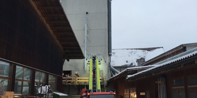 Die Löscharbeiten gestalteten sich aufwändig und dauerten am Freitagmittag noch an. (Bilder Kapo BE)