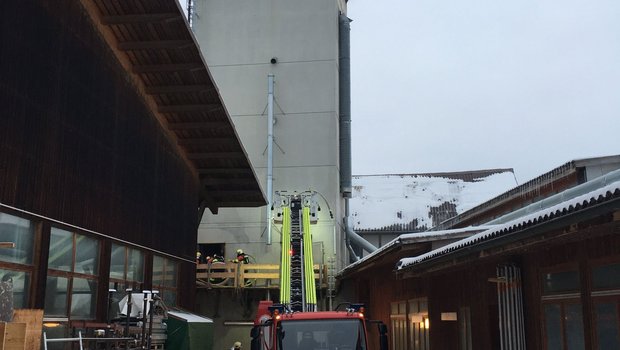 Die Löscharbeiten gestalteten sich aufwändig und dauerten am Freitagmittag noch an. (Bilder Kapo BE)