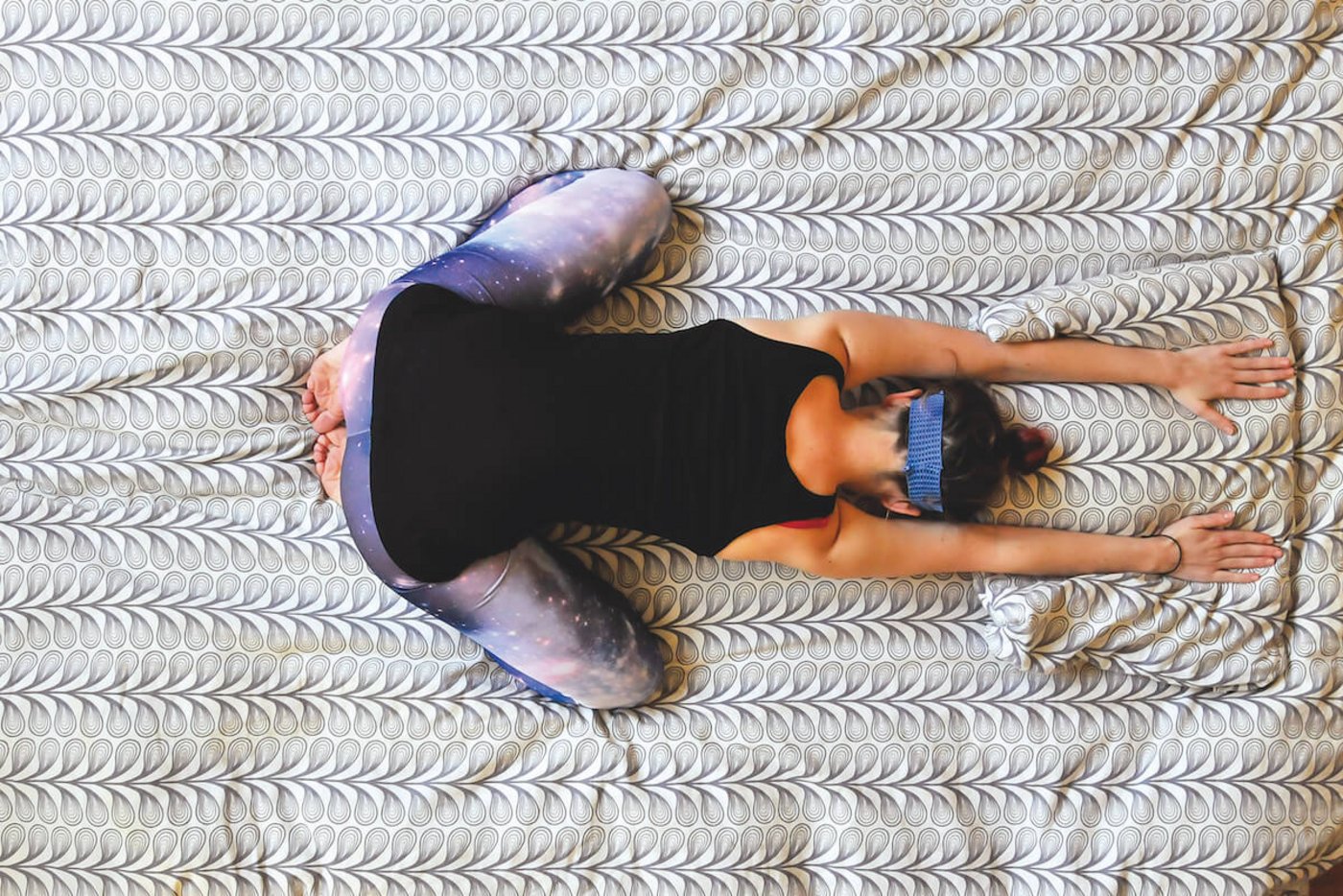 Auf die Unterschenkel knien, Knie auseinander. Mit ausgestreckten Armen langsam mit dem Oberkörper vornübersinken. Einige Atemzüge so bleiben.