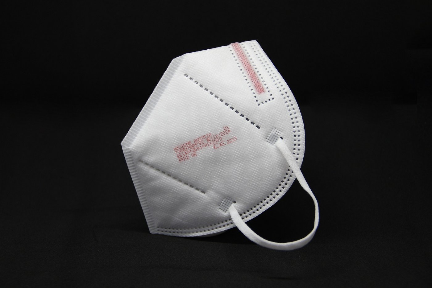 Auch bei der Atemschutzmaske kommt es auf das Kleingedruckte an: Das CE-Kennzeichen zeugt von guter Filterleistung. (Bild: Pixabay)