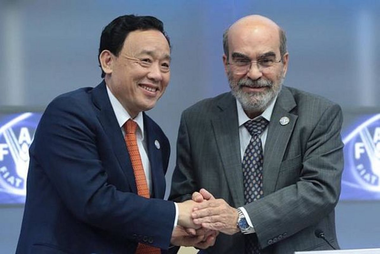 Der Chinese Qu Dongyu (links) übernahm gestern das Amt des Generaldirektors der Ernährungs- und Landwirtschaftsorganisation der Vereinten Nationen (FAO). Die Amtszeit von Graziano da Silva ist offiziell zu Ende gegangen. (Bild FAO/Alessandra Benedetti) 