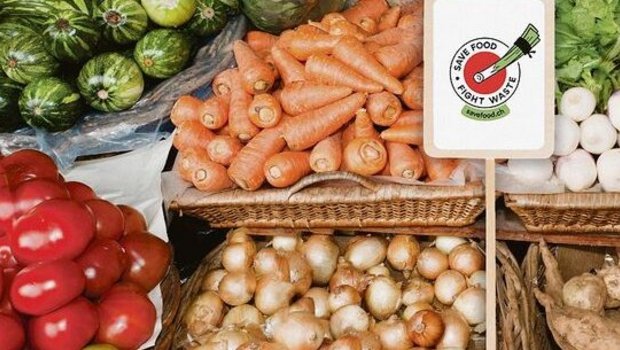 Reissender Absatz fü Reissender Absatz für die Gratisäpfel zweiter Klasse am Mittwochmorgen in Zürich. Mit solchen Aktionen und einem Logo für Hofläden (rechts) will der SBV die Konsumenten für den Kampf gegen Foodwaste sensibilisieren.