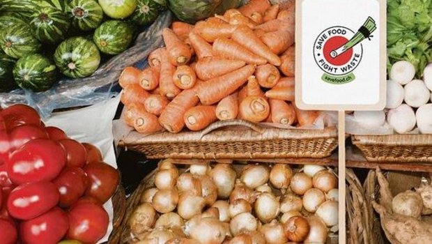 Reissender Absatz für die Gratisäpfel zweiter Klasse am Mittwochmorgen in Zürich. Mit solchen Aktionen und einem Logo für Hofläden (rechts) will der SBV die Konsumenten für den Kampf gegen Foodwaste sensibilisieren.