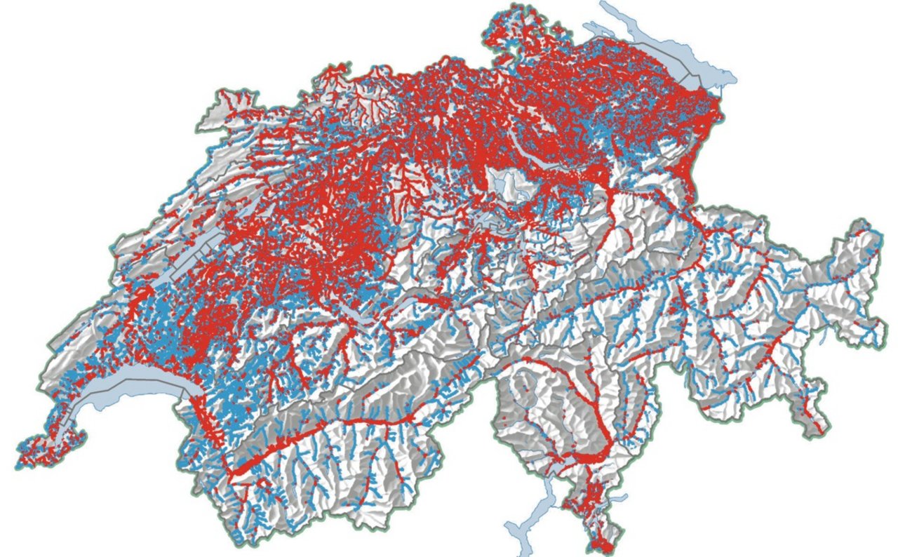 Viele Fliessgewässer in der Schweiz sind stark verbaut (rot). Nur wenige sind relativ natürlich strukturiert (hellblau).(Grafik Bafu)