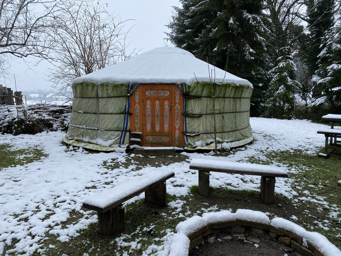 Neben orientalischen Anlässen und Ausritten mit Kamel und Lama bietet das Paar auch Übernachtungsmöglichkeit in einer Jurte an.