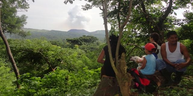 Naturspektakel: Über dem Vulkan Masaya schwebt stets eine Gaswolke. (Bild Mirka Lötscher)
