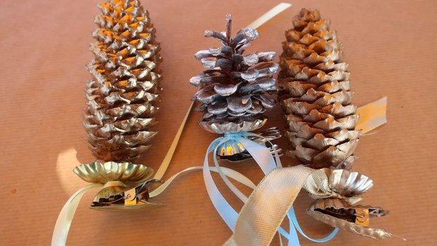 Wem gekaufter Weihnachtsschmuck zu kitschig ist, kann aus Zapfen ganz einfach etwas basteln. (Bilder et)