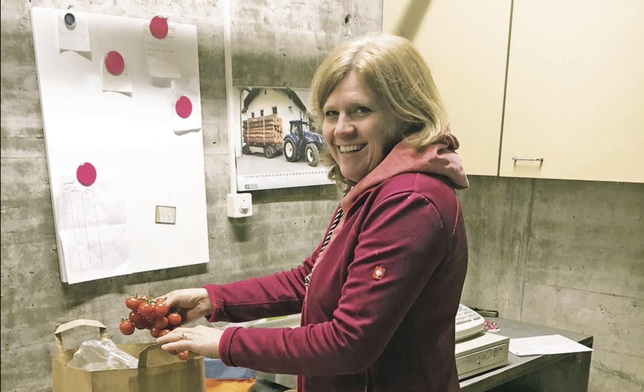 Corinne Heuberger packt Gemüse für die Lieferungen ab. Sie und ihr Mann haben, wie viele andere, eine Alternative zum Wochenmarkt aufgebaut. (Bild zVg)
