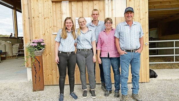Priska, Chantal, Luk Priska, Chantal, Lukas (v. l.) mit ihren Eltern Manuela und Thomas Göggel öffneten die Tore ihres neuen Laufstalls und begrüssten über 200 Gäste am Puure-Höck.