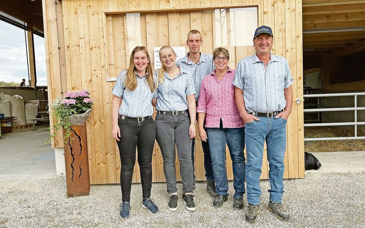 Priska, Chantal, Lukas (v. l.) mit ihren Eltern Manuela und Thomas Göggel öffneten die Tore ihres neuen Laufstalls und begrüssten über 200 Gäste am Puure-Höck. 