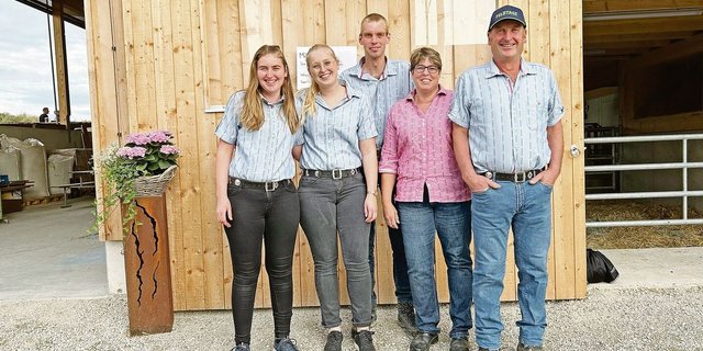 Priska, Chantal, Lukas (v. l.) mit ihren Eltern Manuela und Thomas Göggel öffneten die Tore ihres neuen Laufstalls und begrüssten über 200 Gäste am Puure-Höck. 