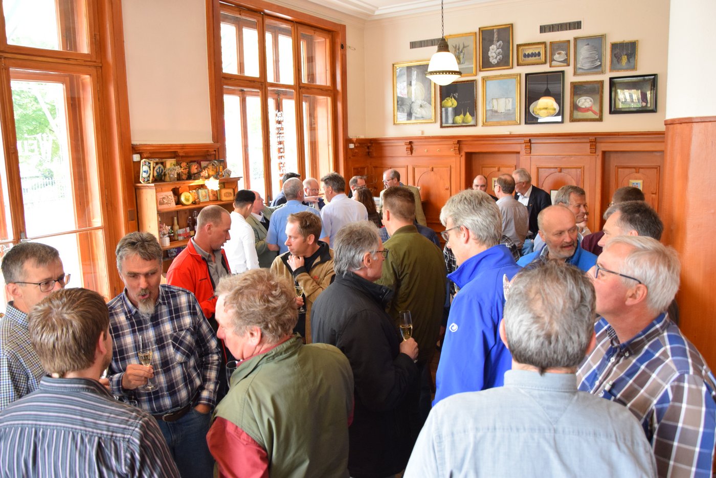 Die Mitglieder des VGS beim Zmittag im Restaurant Aplenrose in Zürich. (Bild Katrin Erfurt)
