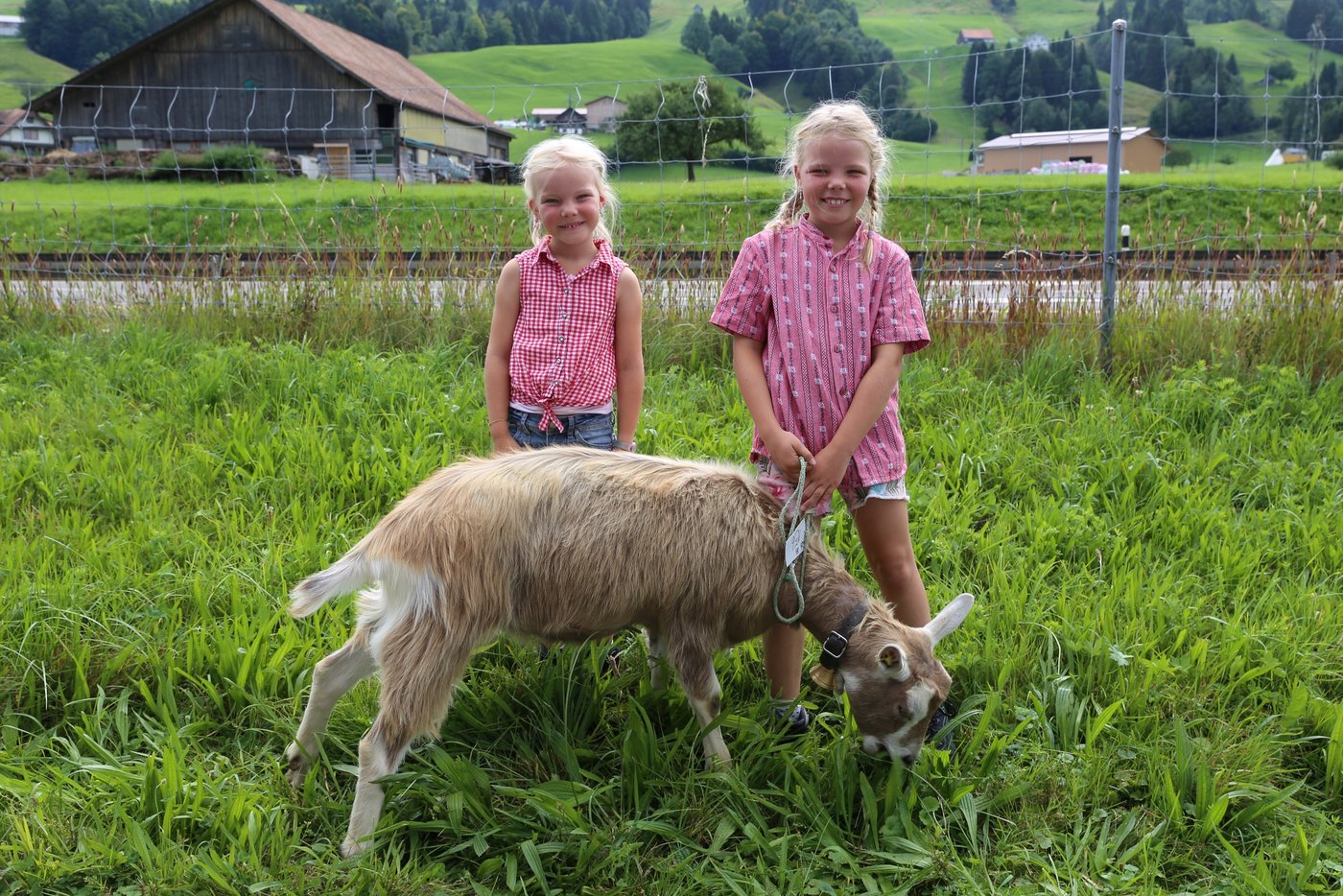 Viele Jungzüchter machten mit Begeisterung mit. Marina und Livia Tschümperlin mit ihrer zweitrangierten Jungziege Gabi. (Bild reb)